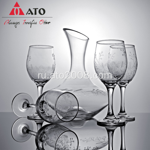 Ред -вино стеклянный винный графин и четыре бокала